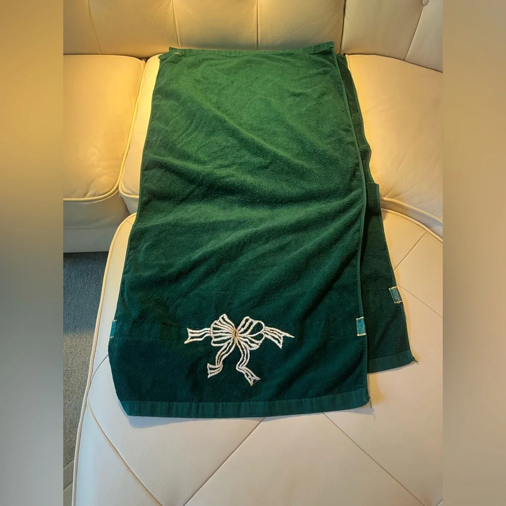 Luxurious Green Velvet Holiday Towels with Embroidered Bow